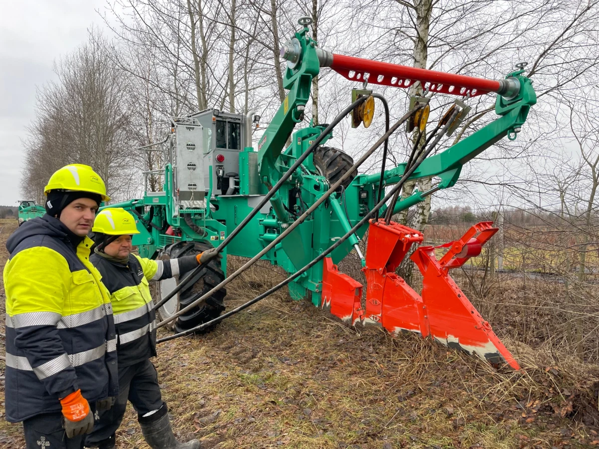 Około 10 milionów złotych kosztowała specjalistyczna maszyna do układania kabli pod ziemią zakupiona przez PGE Dystrybucja. Urządzenie zaprezentowano w Kocudzy Trzeciej (woj. lubelskie). "Niezawodność dają w 100 proc. sieci skablowane, czyli zakopane w ziemi. Kabel w ziemi podnosi bezpieczeństwo dostaw" - wyjaśnia prezes PGE Wojciech Dąbrowski.