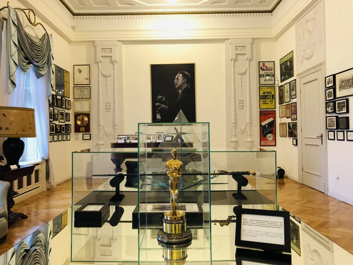 Statuetki Oscara, Emmy i Grammy, zdjęcia z Albertem Einsteinem, Pablem Picassem i Charlie Chaplinem, a także ulubione cygara i szmaciane maskotki, które towarzyszyły mu na koncertach - to oryginalne, unikatowe pamiątki po Arturze Rubinsteinie. Tylko Muzeum Miasta Łodzi może pochwalić się tak bogatą - i największą na świecie - kolekcją, którą tworzy ponad tysiąc eksponatów poświęconych muzykowi.