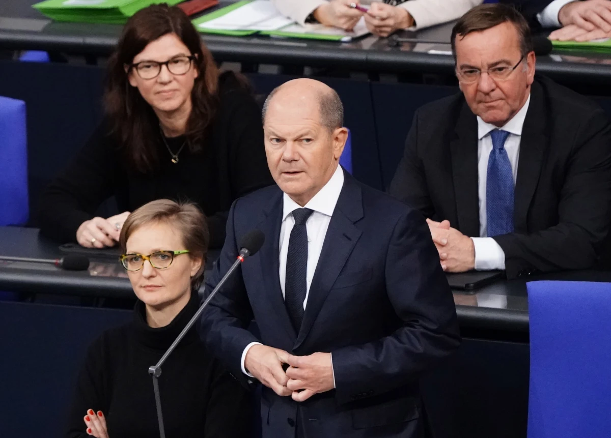 Kanclerz Niemiec Olaf Scholz tłumaczył w Bundestagu decyzję o dostawie czołgów Leopard 2 dla Ukrainy. Jak mówił, została podjęta "z pełną rozwagą". "Teraz można powiedzieć, że w Europie to my i Wielka Brytania dostarczamy większość broni dla Ukrainy" - dodał Scholz. 