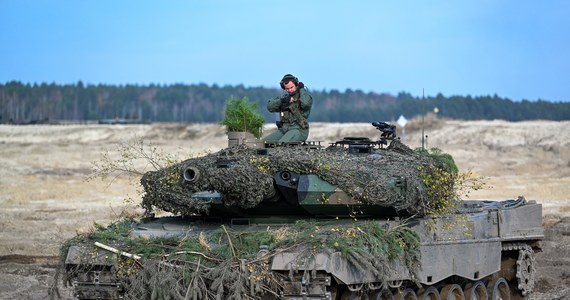 ​Niemcy poinformowały w środę o przekazaniu Ukrainie czołgów Leopard 2. Choć Berlin szybko chce utworzyć dwa bataliony, to pierwszym krokiem będzie przekazanie czternastu maszyn z wojskowych zapasów Bundeswehry. Co to za czołgi? Jakie mają zalety i wady? Co ich przekazanie Kijowowi oznacza dla całego konfliktu? Staramy się odpowiedzieć na te pytania.