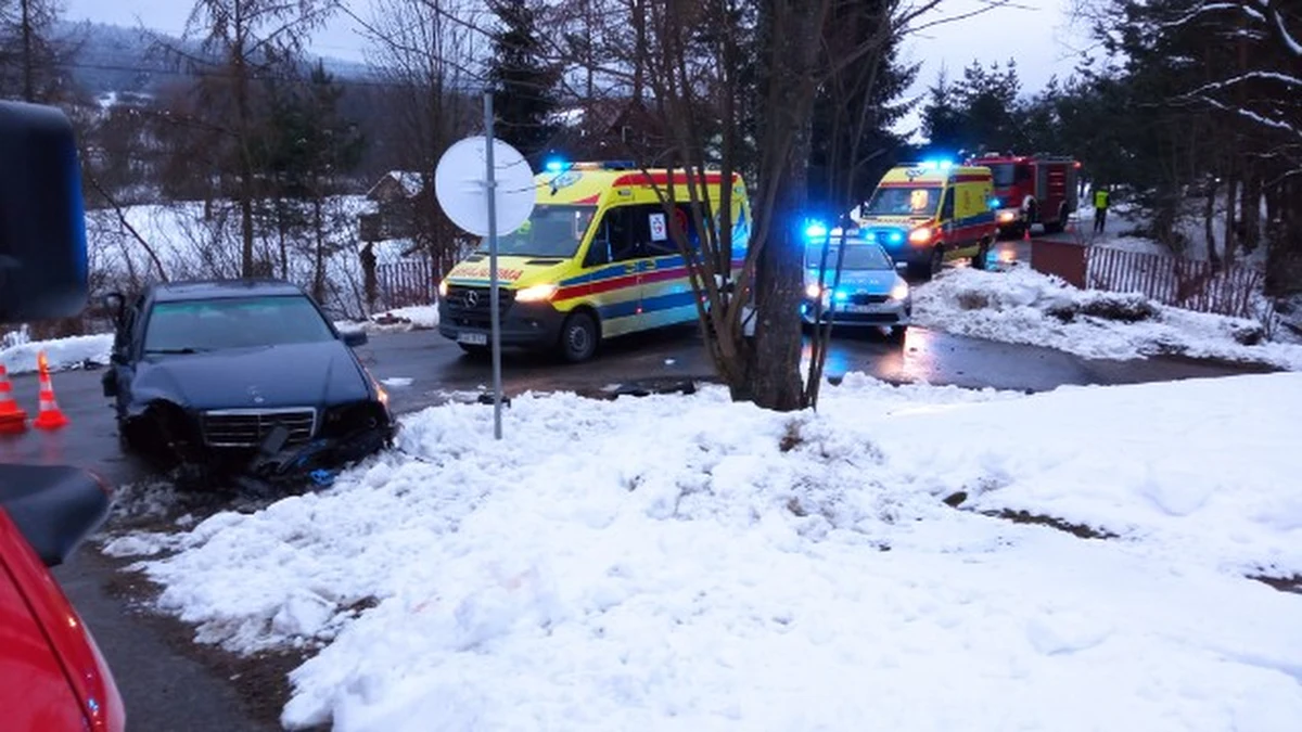 Wypadek drogowy w miejscowości Łosie w powiecie gorlickim w Małopolsce. Samochód osobowy uderzył w barierę mostu. Ranne zostały dwie osoby. Pasażer mercedesa po przewiezieniu śmigłowcem LPR do tarnowskiego mimo wysiłków lekarzy zmarł. 