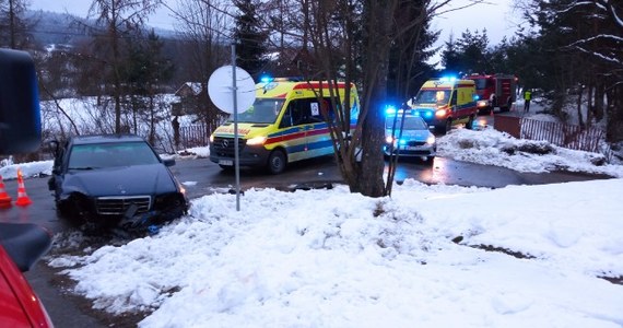 Wypadek drogowy w miejscowości Łosie w powiecie gorlickim w Małopolsce. Samochód osobowy uderzył w barierę mostu. Ranne zostały dwie osoby. Pasażer mercedesa po przewiezieniu śmigłowcem LPR do tarnowskiego mimo wysiłków lekarzy zmarł. 