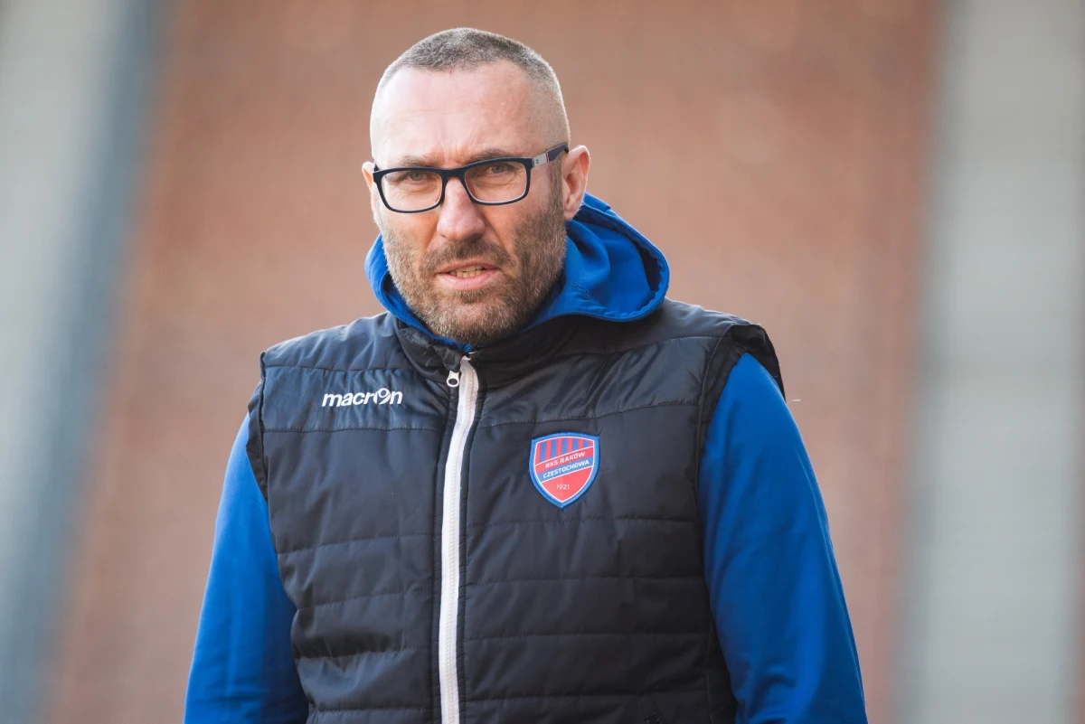 Już w piątek po zimowej przerwie wraca piłkarska Ekstraklasa. Liderem rozgrywek i to ze sporą przewagą jest Raków Częstochowa. "To drużyna budowana w naturalny, mądry sposób, ale mamy przed sobą całą rundę. Jednak Raków praktycznie nie notuje wpadek. To najsilniejsza mentalnie drużyna ligi"- uważa były reprezentant Polski a dziś ekspert telewizji Canal Plus Michał Żewłakow. W rozmowie z RMF FM ocenił szanse innych drużyn na zagrożenie Rakowowi i przyznał, kto jego zdaniem jest głównym kandydatem do spadku.