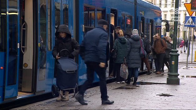 Atak na kontrolera biletów w Krakowie. Do napaści miało dojść w centrum miasta. Policja szuka trzech mężczyzn, którzy mieli pobić pracownika MPK kulą ortopedyczną, gdy ten poprosił ich o bilety.Materiał dla "Wydarzeń" przygotował Klaudia Syrek.