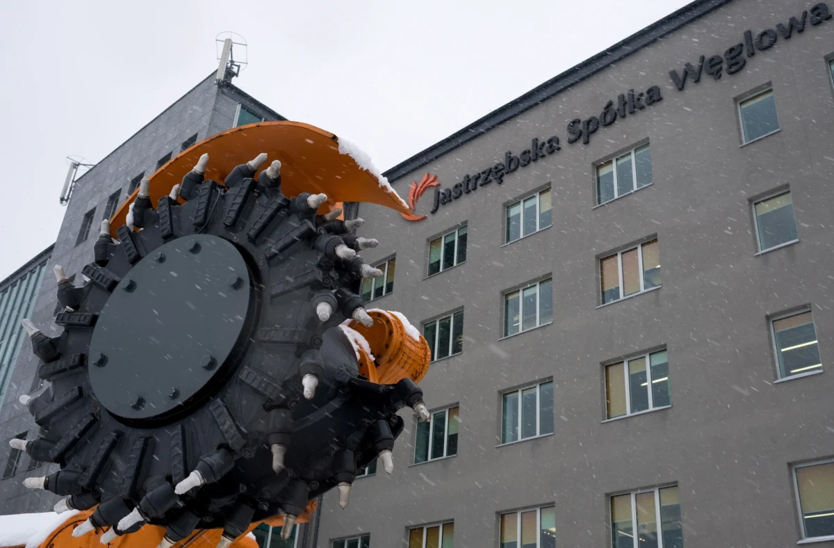 Nadal nie ma porozumienia między związkami zawodowymi a zarządem Jastrzębskiej Spółki Węglowej w sprawie podwyżek dla pracowników. Dzisiejsze spotkanie stron z udziałem mediatora nie przyniosło przełomu. 