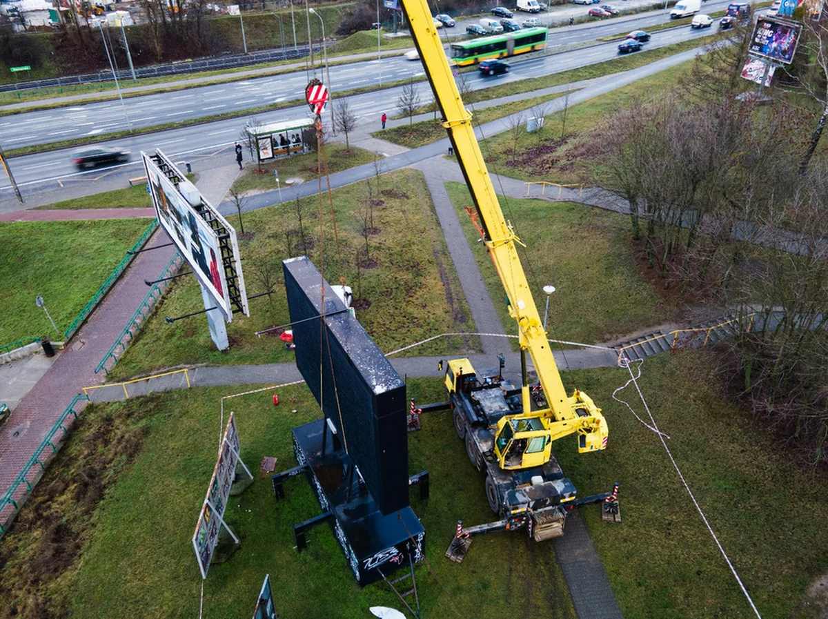Poznańscy urzędnicy idą na wojnę z nielegalnymi reklamami. Po blisko sześciu latach w stolicy Wielkopolski w końcu uchwalono przepisy dotyczące nośników reklamowych. Jak teraz będzie wyglądał Poznań?
