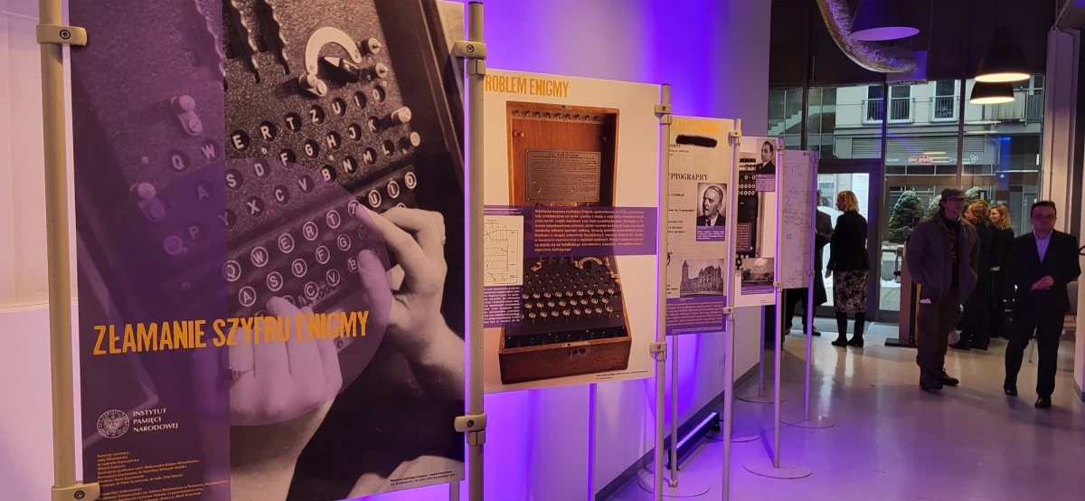 25 stycznia obchodzimy Dzień Kryptologii. To święto ustanowione w 2007 r. przez Wydział Matematyki i Informatyki Uniwersytetu Adama Mickiewicza w Poznaniu w 75. rocznicę złamania przez Mariana Rejewskiego szyfru niemieckiej maszyny kodującej Enigma. W związku z kolejną rocznicą Instytut Pamięci Narodowej przygotował specjalną wystawę dotyczącą złamania szyfru Enigmy. Wystawa trafi do polskich szkół.