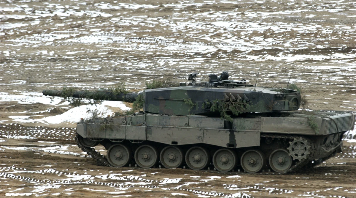 Coraz więcej państw deklaruje, że przekaże czołgi Ukrainie. Niemcy zgodziły się na wysłanie tam leopardów, a Amerykanie - abramsów. Czołgi Leopard 2 jest gotowa wysłać Polska. Leopardy ma wysłać Norwegia, co potwierdził w środę tamtejszy minister obrony Bjoern Arild Gram. Holandia chce kupić od Niemiec 18 czołgów Leopard 2, które obecnie dzierżawi i przekazać je Ukraińcom. Także Finlandia zapewniła, że będzie częścią grupy państw przekazujących czołgi Ukrainie. Mają tam też trafić brytyjskie challengery oraz być może francuskie czołgi Leclerc. Gotowość do wysłania leopardów wyraziła też Hiszpania.