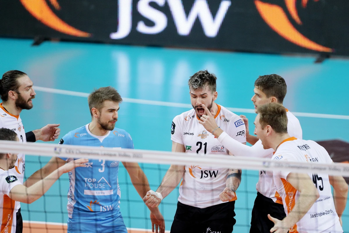 ​Siatkarze Jastrzębskiego Węgla pokonali u siebie niemiecki VfB Friedrichshafen 3:0 (25:22, 26:24, 28:26) w swoim szóstym i ostatnim meczu grupowym Ligi Mistrzów. Polski zespół już wcześniej zapewnił sobie pierwsze miejsce w grupie A i awans do ćwierćfinału.