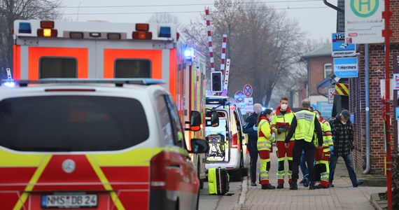 Dwie osoby zginęły w wyniku ataku nożownika w pociągu regionalnym z Kilonii do Hamburga w Niemczech. Siedem osób zostało rannych. Z najnowszych informacji wynika, że trzy osoby są ciężko ranne, a cztery lekko. Zatrzymany przez policję napastnik jest Palestyńczykiem ze statusem bezpaństwowca.
