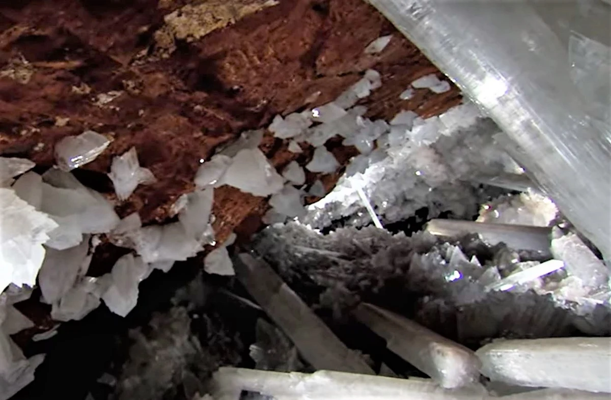 Znajduje się 300 metrów pod ziemią, ale jej niesamowite piękno mogło dotąd podziwiać niewielu ludzi. I tak zapewne zostanie, bo Kryształowa Jaskinia jest trudno dostępna, a warunki w niej panujące są szkodliwe dla zdrowia. Co więcej, obecność turystów doprowadziłaby do nieodwracalnego zniszczenia tego niepowtarzalnego cudu natury.  