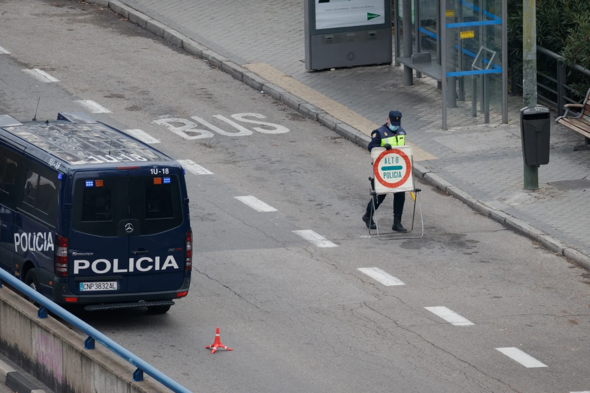 Jedna osoba została zabita, a cztery ranne w atakach z użyciem ostrej białej broni w środę wieczorem w dwóch kościołach w Algeciras koło Kadyksu, na południu Hiszpanii. Sprawca został zatrzymany przez policję. Sąd Najwyższy Hiszpanii oceni, czy był to atak terrorystyczny.
