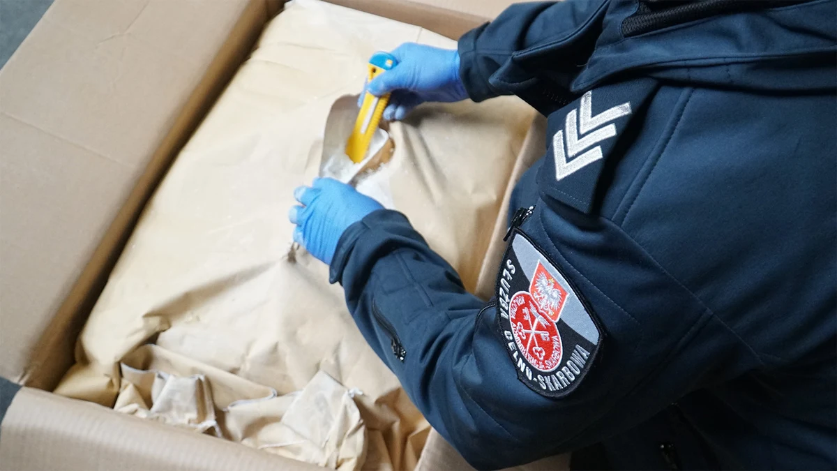 Ponad tonę tzw. prekursorów, które mogły być wykorzystane do produkcji narkotyków, wykryła mazowiecka Krajowa Administracja Skarbowa. Z ich pomocą można było wyprodukować nawet 3 tony narkotyków o czarnorynkowej wartości ok. 5 milionów złotych. 