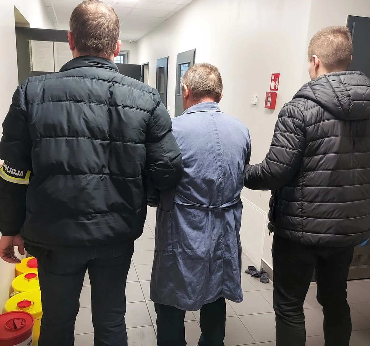 Policjanci w Poddbębicach (Łódzkie) zatrzymali sprawcę zabójstwa starszej kobiety. To syn 78-latki. Mężczyźnie grozi kara dożywotniego pozbawienia wolności.
