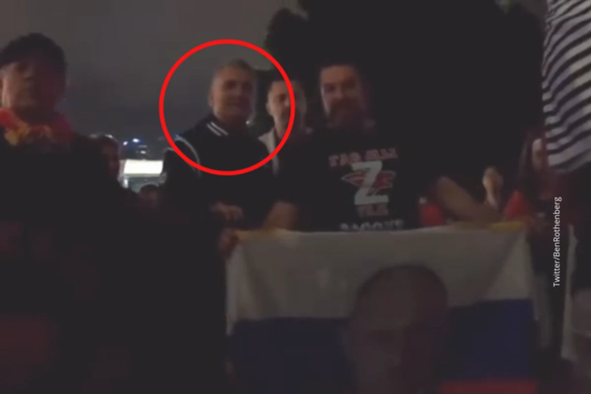 Srdjan Djokovic, ojciec Novaka Djokovicia pozował w czasie Australian Open do zdjęć z sympatykami Władimira Putina w koszulkach z literą „Z” (symbolem rosyjskiej inwazji na Ukrainę) i flagą Rosji z wizerunkiem prezydenta Rosji. Na nagraniach opublikowanych w internecie słychać, jak krzyczy: „Niech żyją Rosjanie” – podaje „The Guardian”. 