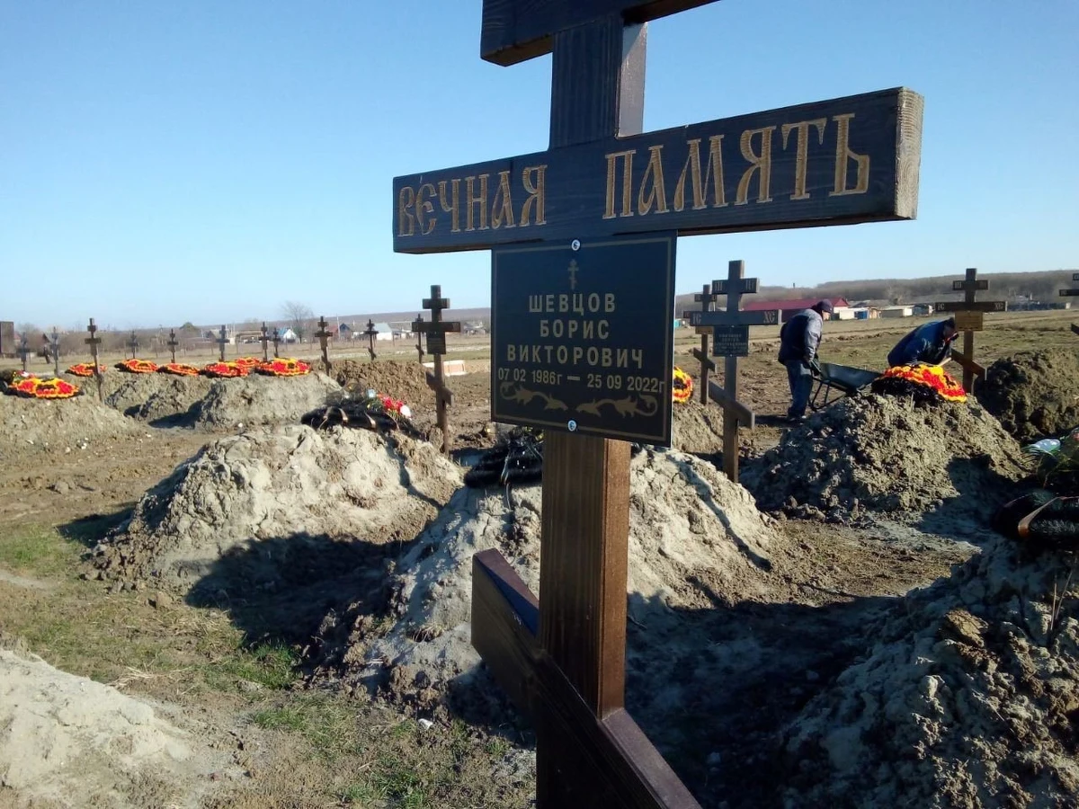 Siedmiokrotnie w ciągu dwóch miesięcy zrosła liczba nagrobków na cmentarzu rosyjskiej prywatnej firmy wojskowej Grupa Wagnera, utworzonym w Kraju Krasnodarskim na południowym zachodzie Rosji - napisał amerykański dziennik "New York Times", powołując się na zdjęcia satelitarne i fotografie z miejsca pochówków.