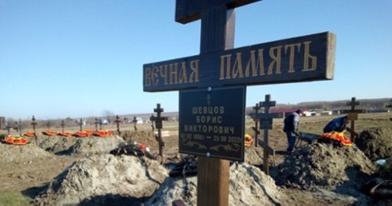 Siedmiokrotnie w ciągu dwóch miesięcy zrosła liczba nagrobków na cmentarzu rosyjskiej prywatnej firmy wojskowej Grupa Wagnera, utworzonym w Kraju Krasnodarskim na południowym zachodzie Rosji - napisał amerykański dziennik "New York Times", powołując się na zdjęcia satelitarne i fotografie z miejsca pochówków.