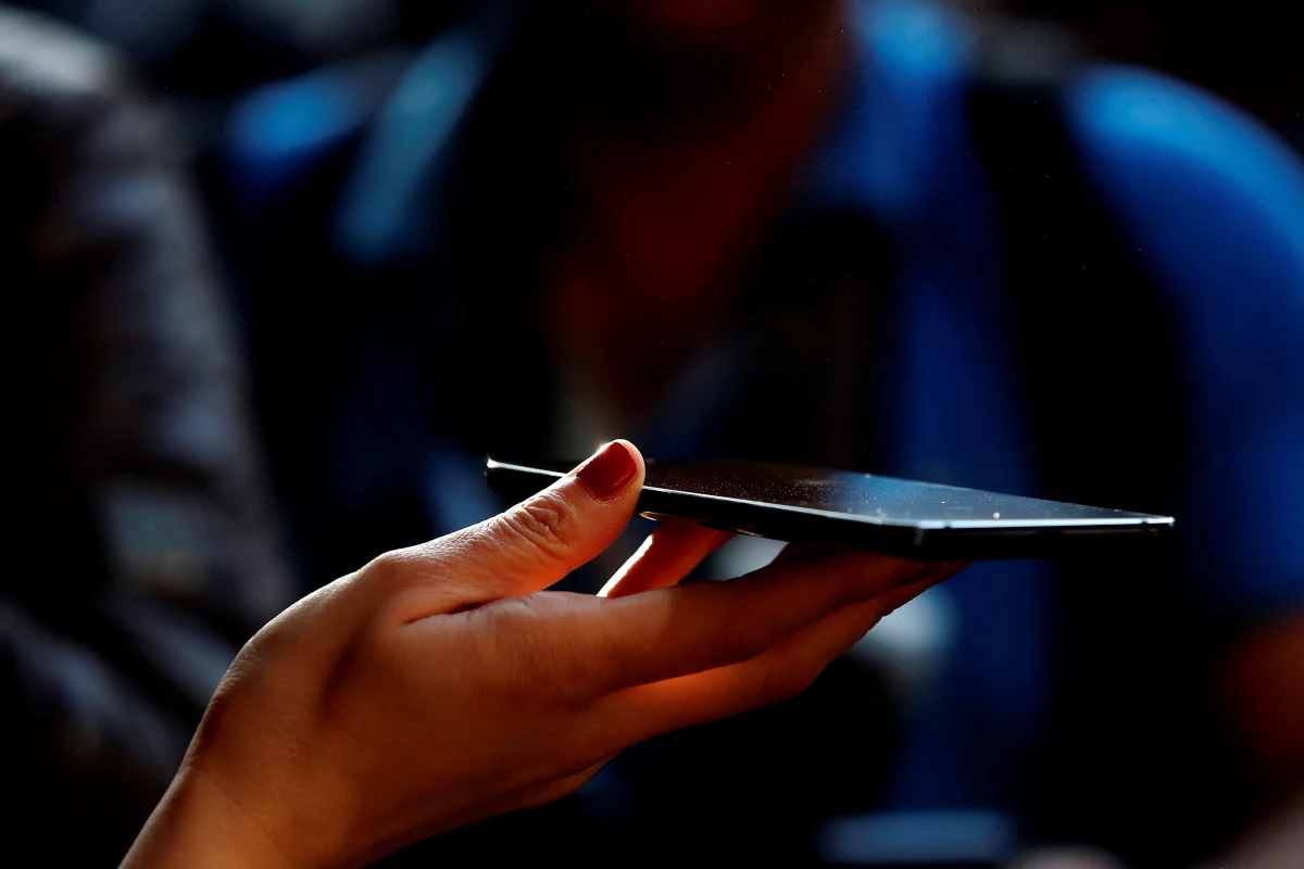 Rząd wycofuje się ze zmian, które dawałyby służbom dostęp do danych z maili czy komunikatorów. Chodzi o ustawę Prawo komunikacji elektronicznej. Wcześniej zwracano uwagę na niezgodność propozycji z unijnymi przepisami - donosi Interia. 