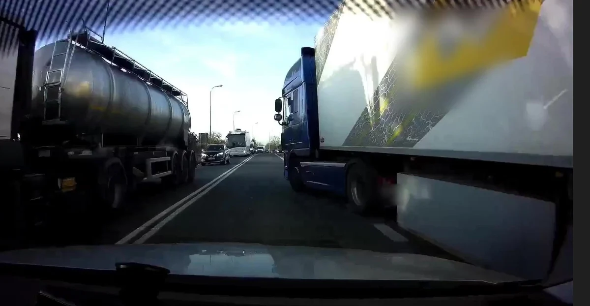 20 punktów karnych dostał kierowca ciężarówki, który na rondzie w Tarnowskich Górach wymusił pierwszeństwo przejazdu, a potem celowo zajechał drogę samochodowi osobowemu. Policjanci skierowali do sądu wniosek o jego ukaranie i opublikowali film, na który widać agresywne zachowanie mężczyzny.

