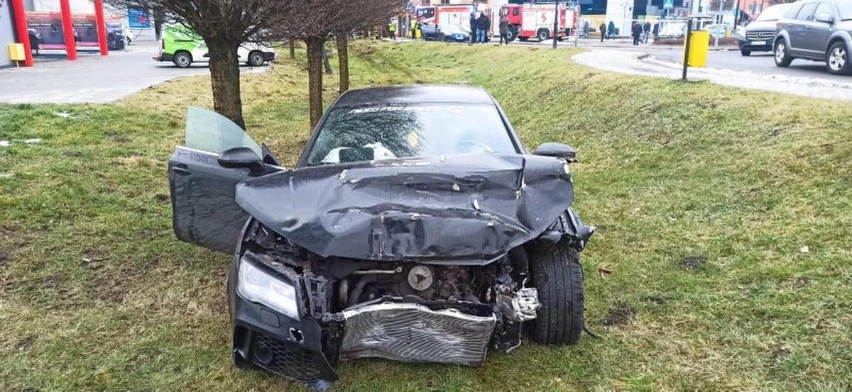 W rejonie Orzesza mundurowi ścigali kierowcę audi na estońskich numerach rejestracyjnych. W czasie ucieczki uderzył on w prawidłowo jadące porsche. Ostatecznie policja zatrzymała dwóch młodych obywateli Estonii.