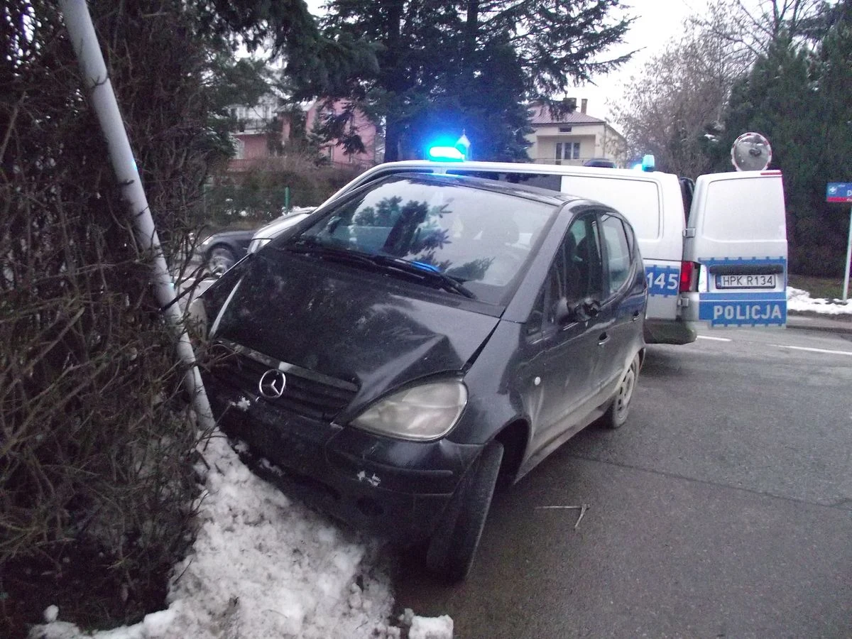 36-letni kierowca spowodował w Rzeszowie dwie kolizje, w tym jedną z radiowozem. Okazało się, że był pijany i bez prawa jazdy, a samochód, który prowadził, nie miał badań technicznych. Mężczyźnie grozi do 5 lat więzienia.