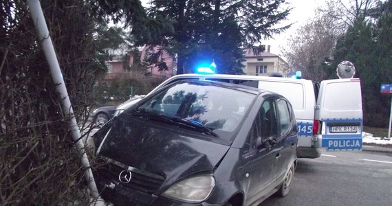 36-letni kierowca spowodował w Rzeszowie dwie kolizje, w tym jedną z radiowozem. Okazało się, że był pijany i bez prawa jazdy, a samochód, który prowadził, nie miał badań technicznych. Mężczyźnie grozi do 5 lat więzienia.