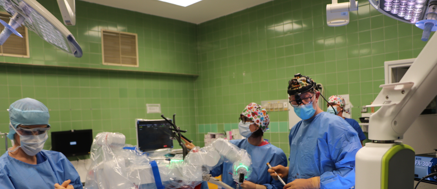 Pierwszy w Polsce pacjent - kobieta - przeszedł operację kręgosłupa, podczas której lekarze użyli robota MazorX ze sztuczną inteligencją. Dzięki takiemu urządzeniu skomplikowany zabieg można wcześniej dokładnie zaprogramować, przeprowadzić bardzo precyzyjnie i szybciej niż standardowymi metodami. 

