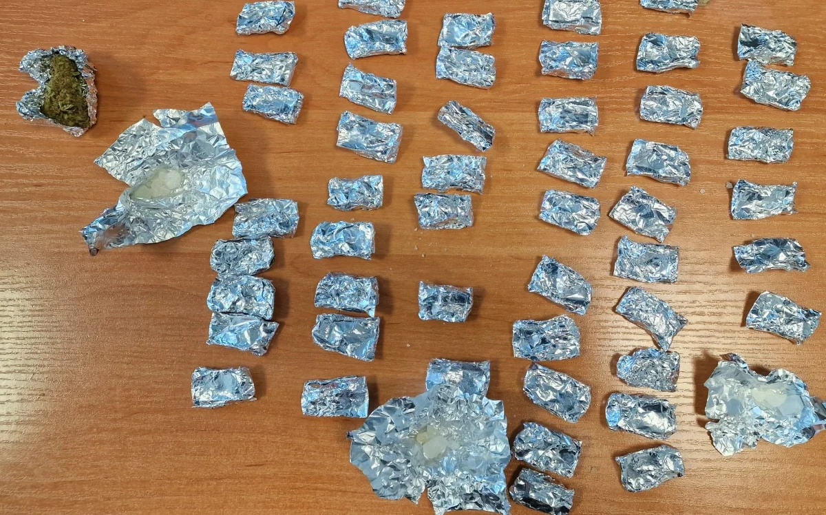 Ponad 110 gramów mefedronu i marihuany przechwycili w czasie dwóch przeszukań sądeccy policjanci zajmujący się zwalczaniem przestępczości narkotykowej. Trzy osoby usłyszały zarzuty posiadania narkotyków, w tym jedna odpowie również za ich sprzedaż.