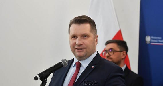 Na wszystkich egzaminach maturalnych, ze wszystkich przedmiotów, tegoroczne wymagania są obniżone o ok. 20-25 proc. - powiedział minister edukacji i nauki Przemysław Czarnek. Dodał, że jest to spowodowane tym, że młodzież uczyła się częściowo zdalnie w czasie pandemii Covid-19.