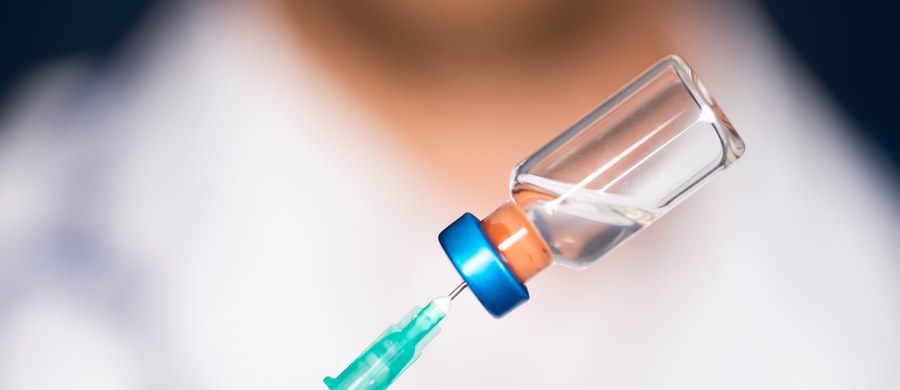 Dane dotyczące szczepień przeciwko Covid-19 amerykańskiego Centrum Prewencji i Kontroli Chorób (CDC) sugerują, że u seniorów zaszczepionych biwalentną szczepionką Pfizera stwierdzono więcej przypadków udaru mózgu. Nie ma jednak pewności, czy między jednym a drugim istnieje związek przyczynowy. 