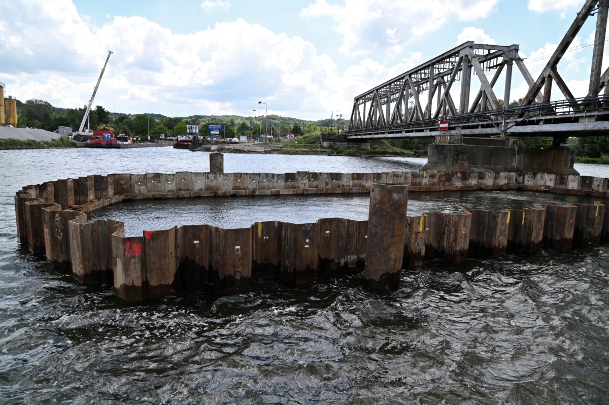 Ponad dwukrotnie wydłużył się czas dojazdu pociągami z Gryfina do Szczecina. Wszystko z powodu zamknięcia mostu kolejowego w Podjuchach. Pociągi kursują teraz objazdem, a to oznacza spore utrudnienia i zamieszanie dla pasażerów. W pierwszym dniu po zmianie rozkładu panował chaos. W sprawie opóźnionych pociągów interweniuje zachodniopomorski marszałek.