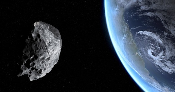W nocy z czwartku na piątek Ziemię - na niewielkiej wysokości nad powierzchnią - minie niewielka planetoida. Przelot nie zagraża zderzeniem z Ziemią - poinformowała Amerykańska Agencja Kosmiczna NASA. 