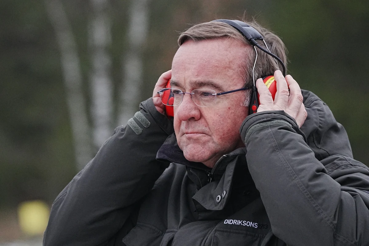 "Do końca marca kompania niemieckich Leopardów ma trafić na ukraiński front" – zapowiedział minister obrony Niemiec, który odwiedził żołnierzy po raz pierwszy od swojej nominacji. Boris Pistorius chce w przyszłym tygodniu rozpocząć rozmowy z przedstawicielami zbrojeniówki, aby przyspieszyć produkcję broni.