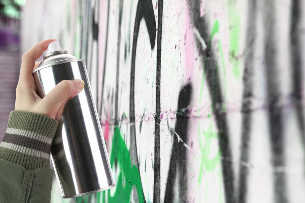 Około 100 tys. zł mogą wynieść szkody wyrządzone przez wandali w świeżo wyremontowanej kamienicy przy ul. Gdańskiej 1 w Łodzi. Odnowiony budynek został zdewastowany przez nieznanych na razie sprawców. 