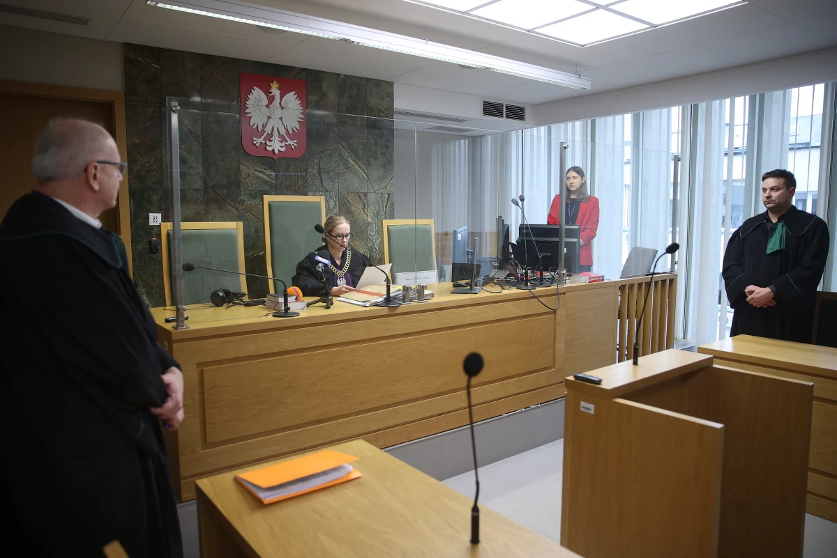 Sąd Okręgowy w Krakowie utrzymał w mocy orzeczenie sądu rejonowego w sprawie zniesławienia prezydenta Krakowa Jacka Majchrowskiego przez Jana Śpiewaka. Teraz sprawą, która według sądu dotyczy funkcjonariusza publicznego, a nie osoby prywatnej, zajmie się prokuratura.