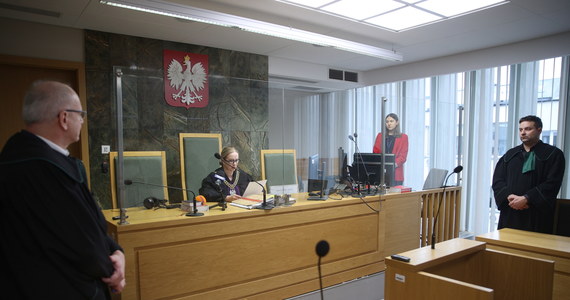 Sąd Okręgowy w Krakowie utrzymał w mocy orzeczenie sądu rejonowego w sprawie zniesławienia prezydenta Krakowa Jacka Majchrowskiego przez Jana Śpiewaka. Teraz sprawą, która według sądu dotyczy funkcjonariusza publicznego, a nie osoby prywatnej, zajmie się prokuratura.
