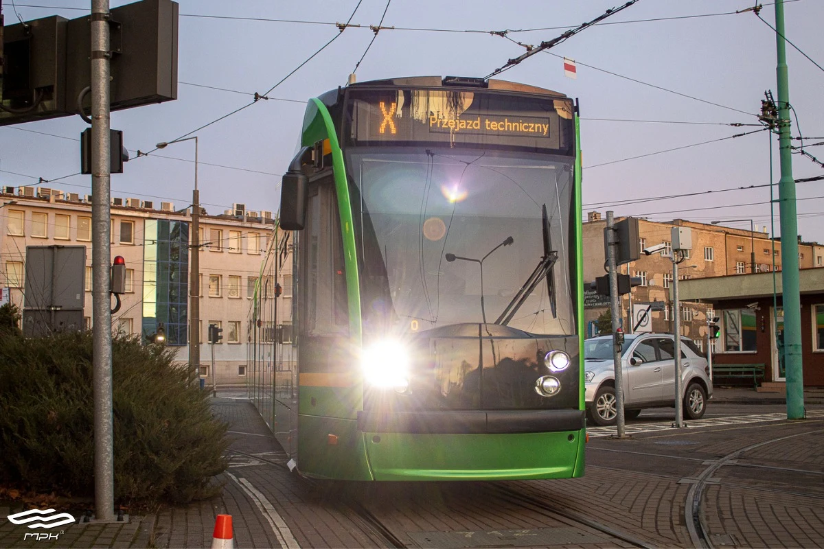 Poznańska policja szuka świadków ostrzelania tramwajów, do którego doszło w ubiegłym tygodniu na jednej z ulic w centrum Poznania. W sumie ostrzelane zostały trzy pojazdy.