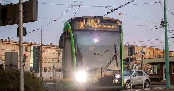 Poznańska policja szuka świadków ostrzelania tramwajów, do którego doszło w ubiegłym tygodniu na jednej z ulic w centrum Poznania. W sumie ostrzelane zostały trzy pojazdy.