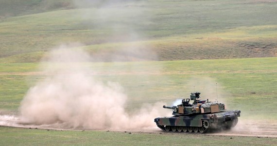 Ukraina otrzyma od USA nowszą wersję czołgów Abrams, w wersji M1A2 z ulepszoną optyką i systemem zarządzania polem walki - podał portal Politico. Problemem może być jednak czas dostaw, bo fabryka abramsów w Ohio jest zajęta wytwarzaniem pojazdów M1A2 dla Polski i Tajwanu.