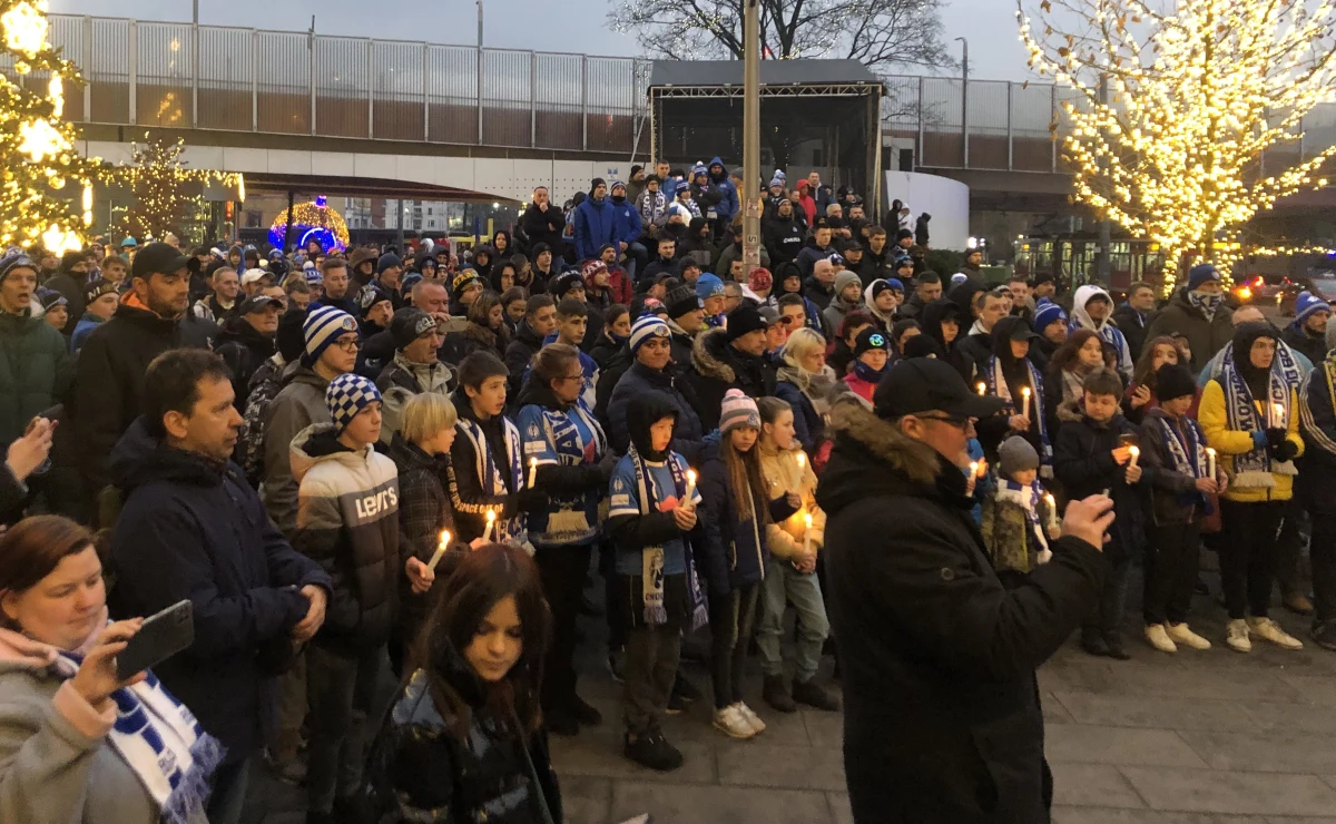 Kilkuset kibiców Ruchu Chorzów przyszło po południu przed urząd miasta. Zarzucają oni lokalnym władzom niszczenie wizytówki Chorzowa. Kibice przypomnieli, że władze miasta przez lata obiecywały klubowi nowy stadion, który ostatecznie nie powstał. Ten przy ul. Cichej jest w coraz gorszym stanie.