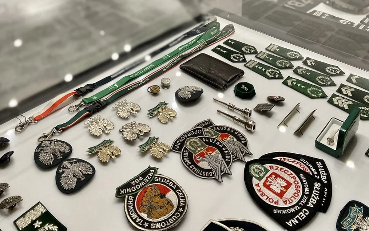 Obwieszczenie z 1847 r. władz austriackich o włączeniu wolnego miasta Krakowa do obszaru celnego Austrii, pierwsza po odzyskaniu niepodległości polska taryfa celna z 1919 r. czy też ilustrowane wyjaśnienia do taryfy celnej z 1932 r. - m.in. te eksponaty można zobaczyć w nowo otwartej sala historii celnictwa "W służbie Ojczyźnie". Sala znajduje się w siedzibie Lubelskiego Urzędu Celno-Skarbowego w Białej Podlaskiej. Otwarto ją dzisiaj - w Międzynarodowym Dniu Celnictwa.