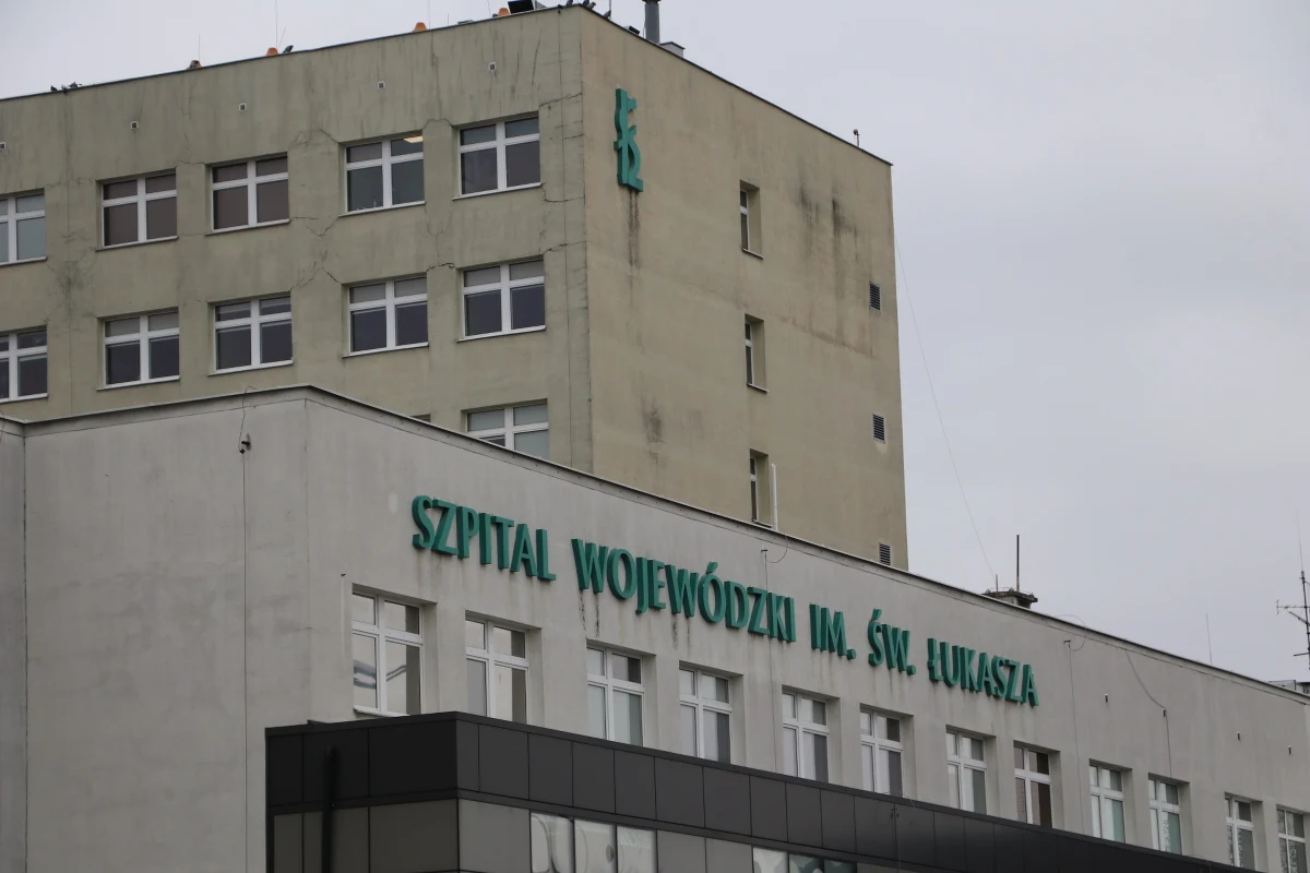 To walka o godność i godziwe warunki pracy - mówią przedstawiciele związku zawodowego pielęgniarek i położnych o sytuacji w szpitalu im. św. Łukasza w Tarnowie. 140 pielęgniarkom dyrekcja zamierza zmienić stopień zawodowy, co - w obawie pielęgniarek - spowoduje zmniejszenie zarobków doświadczonych pracownic. Wczorajsze rozmowy zakończyły się fiaskiem, kolejne zaplanowano na jutro.