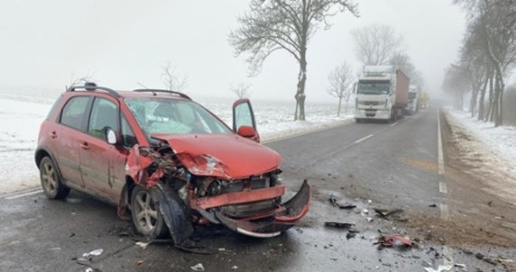 Trzy osoby zostały ranne w wypadku na drodze wojewódzkiej nr 545 między Nidzicą a Kozłowem w powiecie nidzickim (woj. warmińsko-mazurskie). Zdarzenie spowodował 17-letni kierowca ciągnika rolniczego.