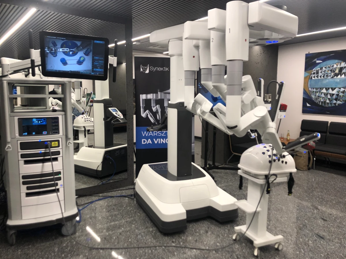 Śląscy lekarze poznali dziś działanie robota chirurgicznego Da Vinci. W Katowicach w Śląskiej Izbie Lekarskiej zorganizowano warsztaty dla medyków. Robot znajduje się na razie tylko w 23 szpitalach w Polsce.