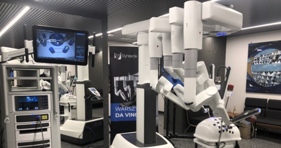 Śląscy lekarze poznali dziś działanie robota chirurgicznego Da Vinci. W Katowicach w Śląskiej Izbie Lekarskiej zorganizowano warsztaty dla medyków. Robot znajduje się na razie tylko w 23 szpitalach w Polsce.
