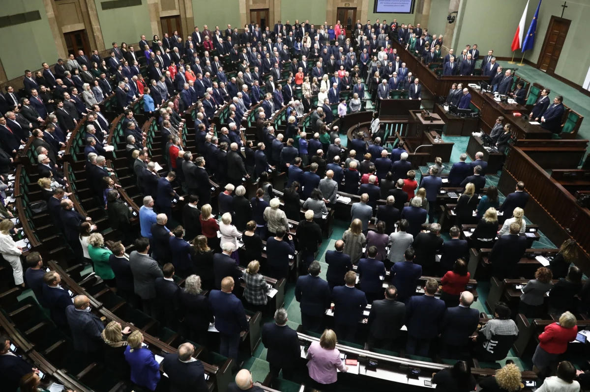 Sejm w czwartek odrzucił wszystkie poprawki Senatu do budżetu na 2023 r. Ustawa budżetowa trafi teraz do prezydenta do podpisu. Minister finansów Magdalena Rzeczkowska stwierdziła, że to "najlepszy możliwy budżet na trudne czasy". 