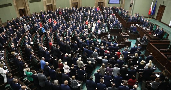 Sejm w czwartek odrzucił wszystkie poprawki Senatu do budżetu na 2023 r. Ustawa budżetowa trafi teraz do prezydenta do podpisu. Minister finansów Magdalena Rzeczkowska stwierdziła, że to "najlepszy możliwy budżet na trudne czasy". 