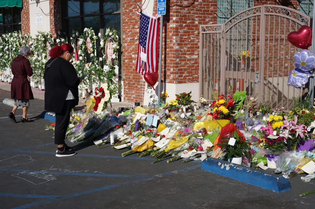 US Secret Service (Tajna Służba Stanów Zjednoczonych) wydała raport, analizujący 173 masowych strzelanin w latach 2016-2020. Wynika z niego m.in., że niemal wszyscy napastnicy byli mężczyznami i doświadczyli wydarzenia wywołującego stres. Dokument sporządziło Krajowe Centrum Oceny Zagrożeń (NTAC) przy US Secret Service, federalnym organie ścigania, zajmującym się m.in. ochroną najważniejszych osób w państwie i ich rodzin.