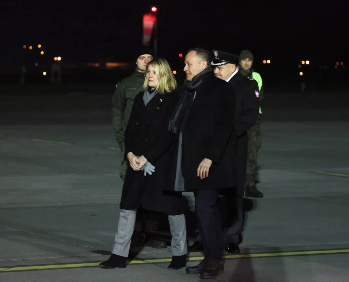 Douglas Harris - mąż wiceprezydent USA Kamali Harris, przyleciał w czwartek do Krakowa. W piątek weźmie udział w uroczystościach 78. rocznicy wyzwolenia KL Auschwitz, w sobotę i niedzielę odwiedzi placówki kultury żydowskiej w Krakowie. Pojedzie też do Gorlic.