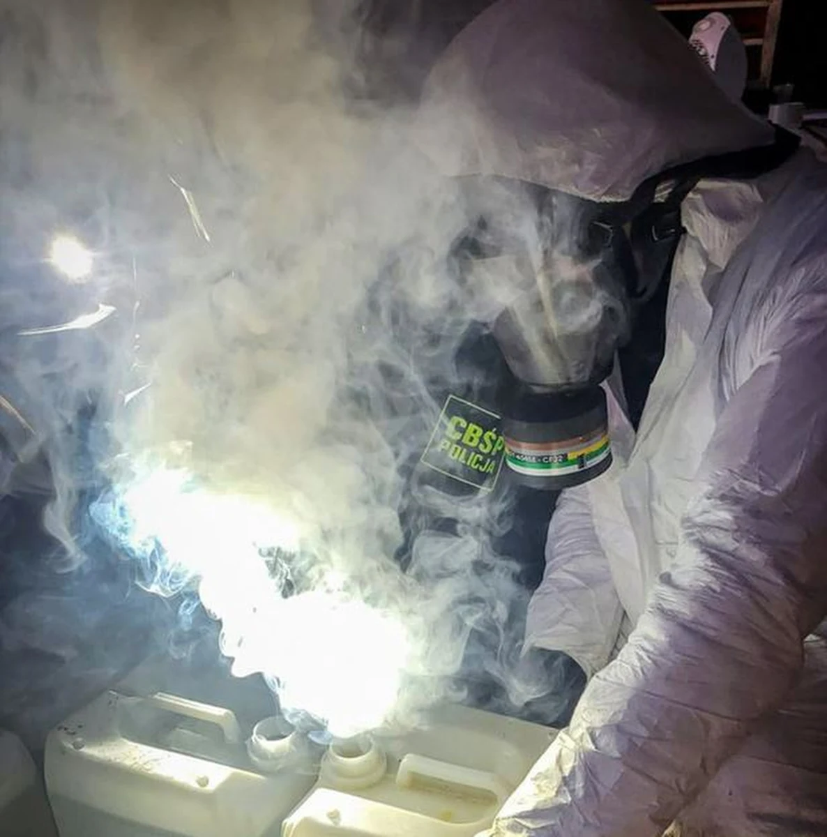 Funkcjonariusze Centralnego Biura Śledczego Policji zlikwidowali duże laboratorium narkotyków syntetycznych, w którym wytwarzany był klefedron. Na gorącym uczynku, w trakcie produkcji substancji psychotropowej zatrzymano 3 osoby, w tym "chemika"

